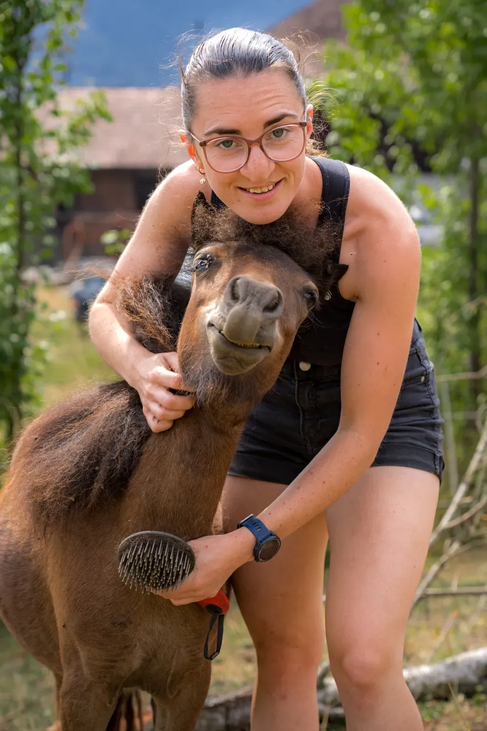 Photographie de câlin au poney.