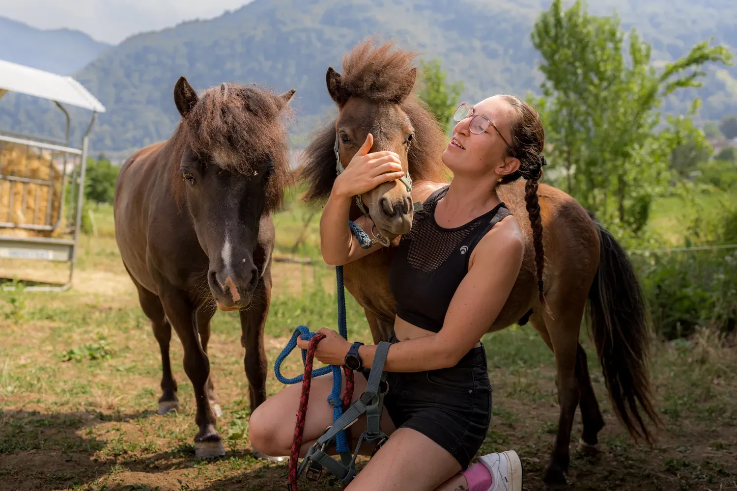 Photographie de complicité avec les poneys.