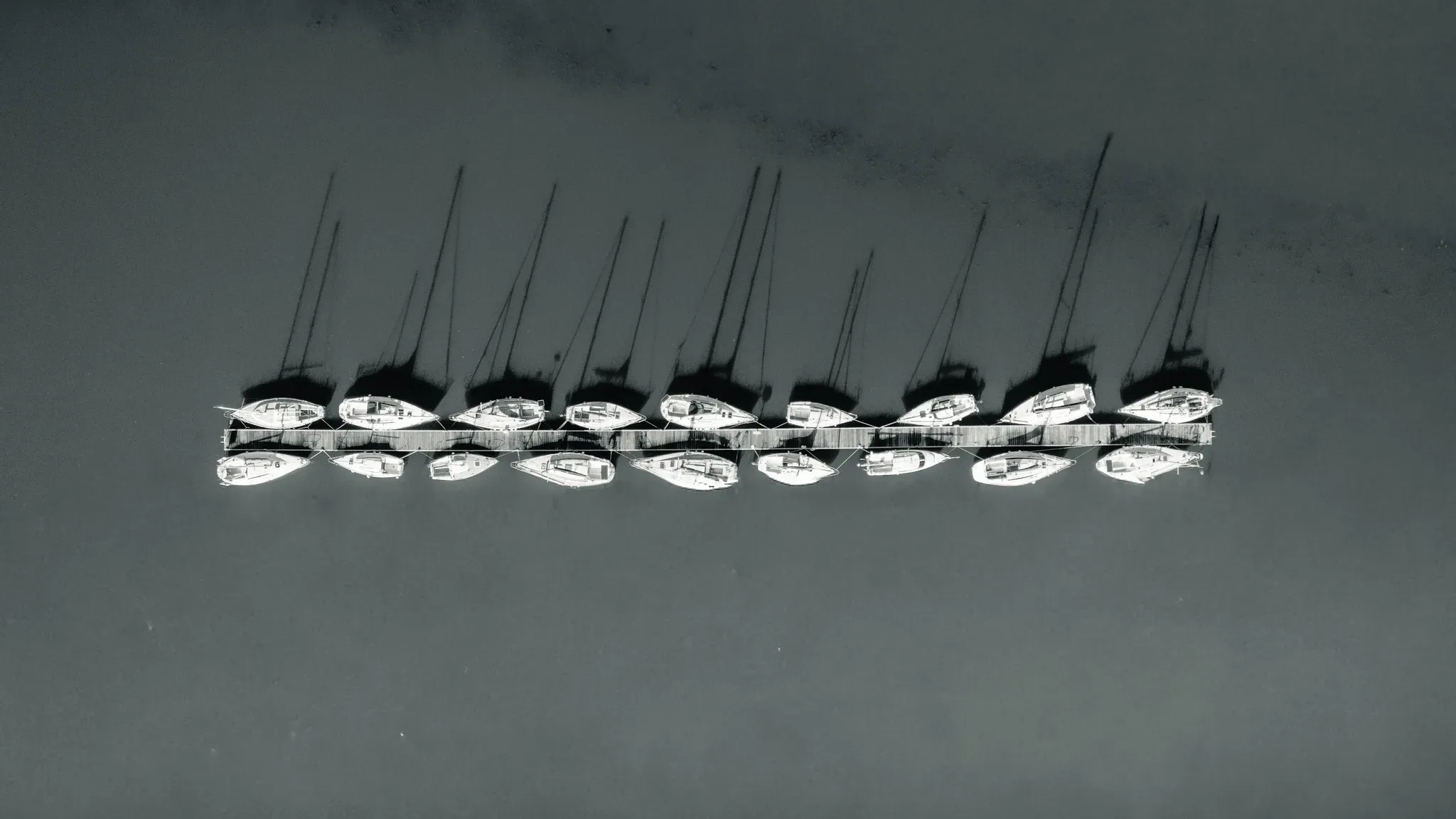 Photographie aérienne d'un ponton avec de nombreux bateaux amarrés