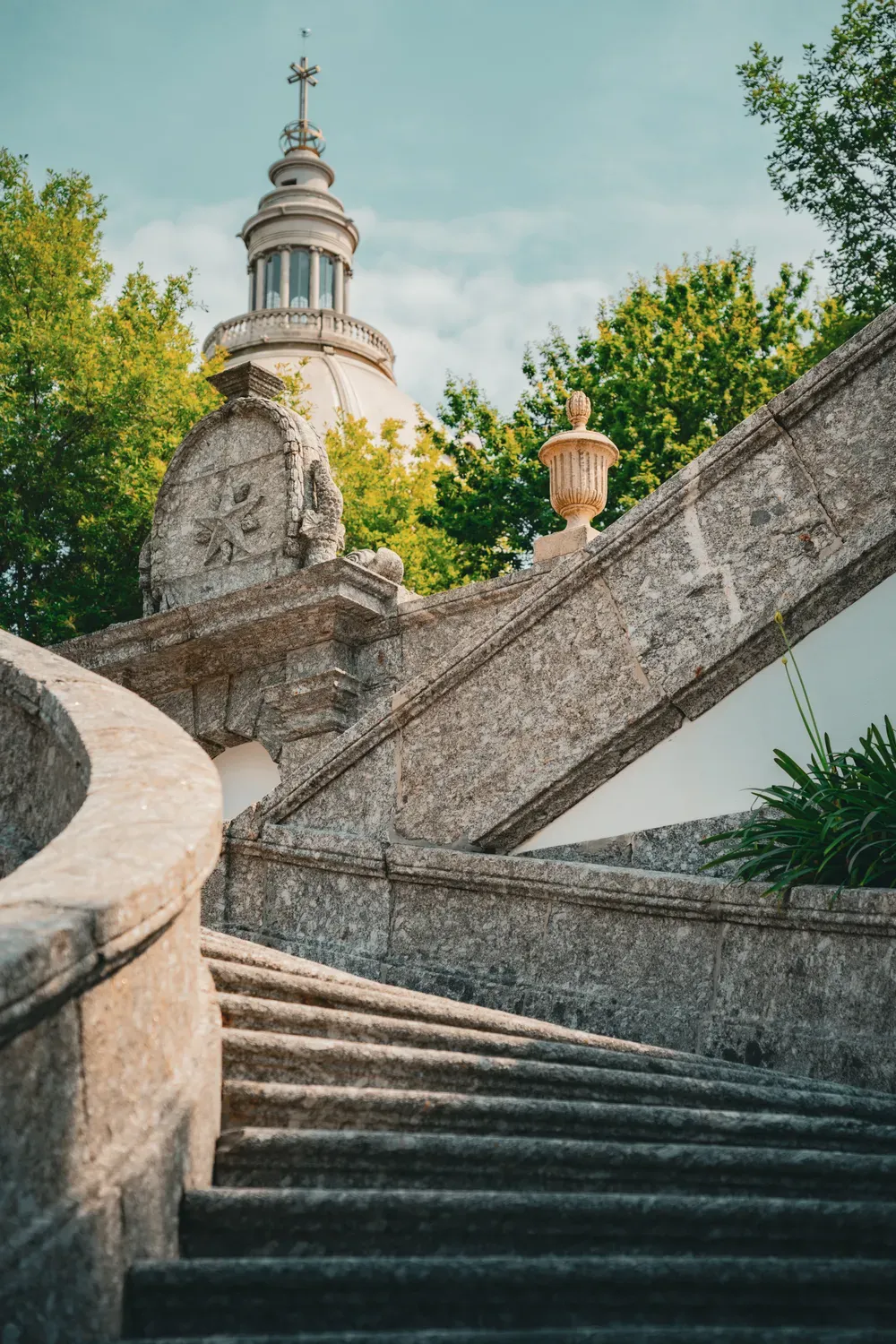 Photographie d un escalier en pierre montant vers un sanctuaire de Braga.