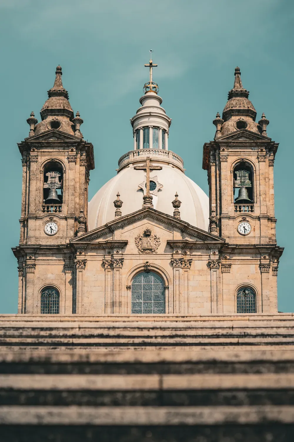 Photographie de la facade d un sanctuaire de Braga avec ses deux clochers.