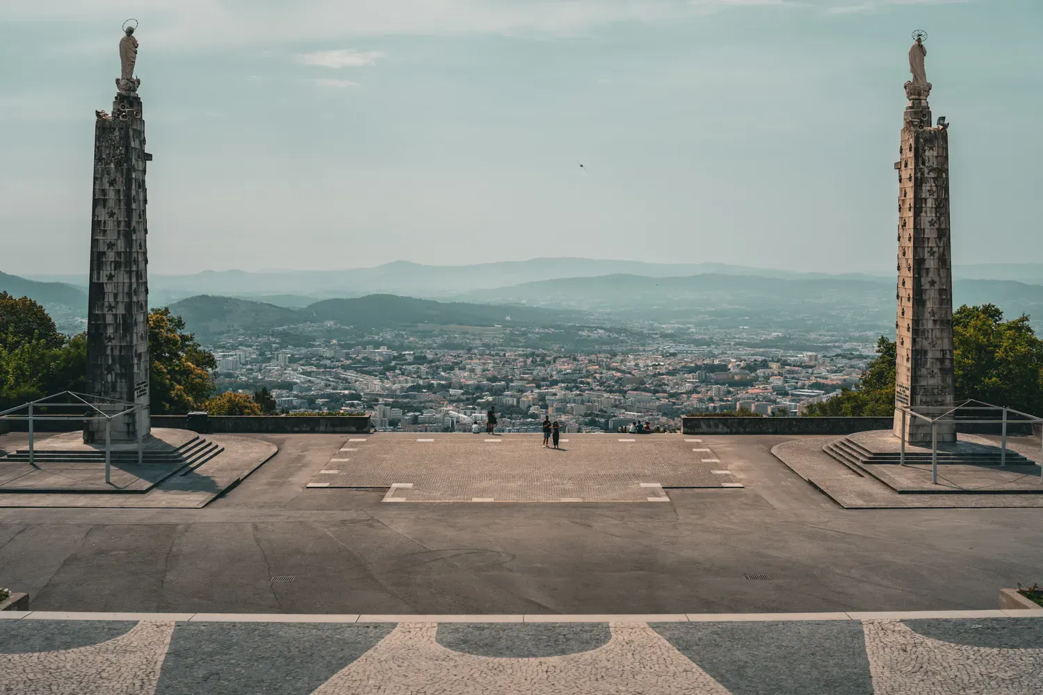 Photographie d un grand point de vue sur la ville de Braga encadre par deux colonnes.