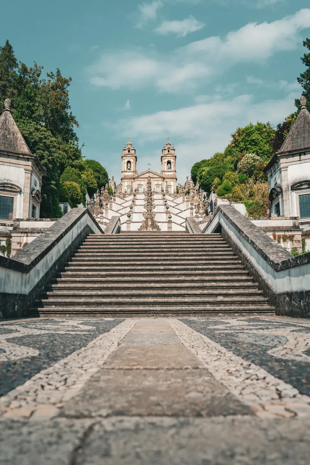 Photographie d un escalier monumental menant vers une eglise a Braga.