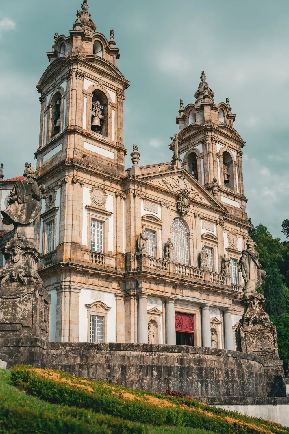Photographie verticale d une eglise baroque de Braga vue depuis son parvis.