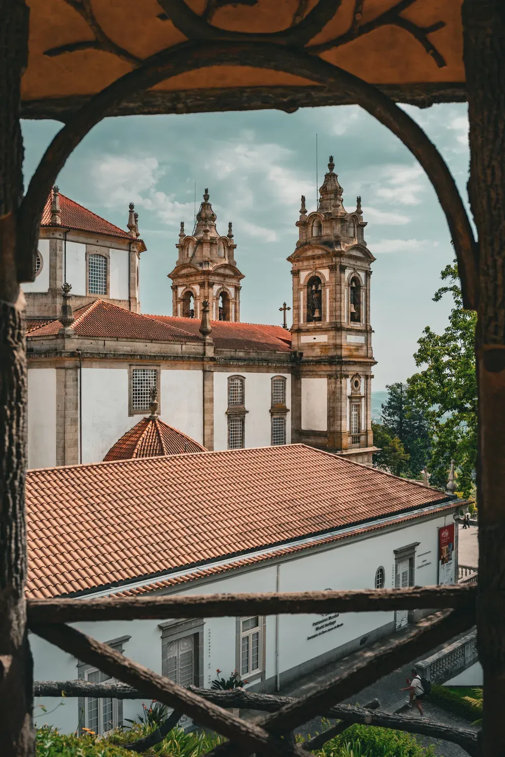 Photographie des clochers d une eglise de Braga vus depuis une galerie couverte.