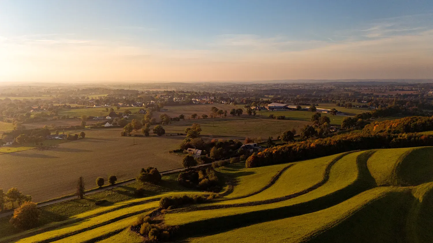 Photographie de coucher de soleil sur les parcelles.