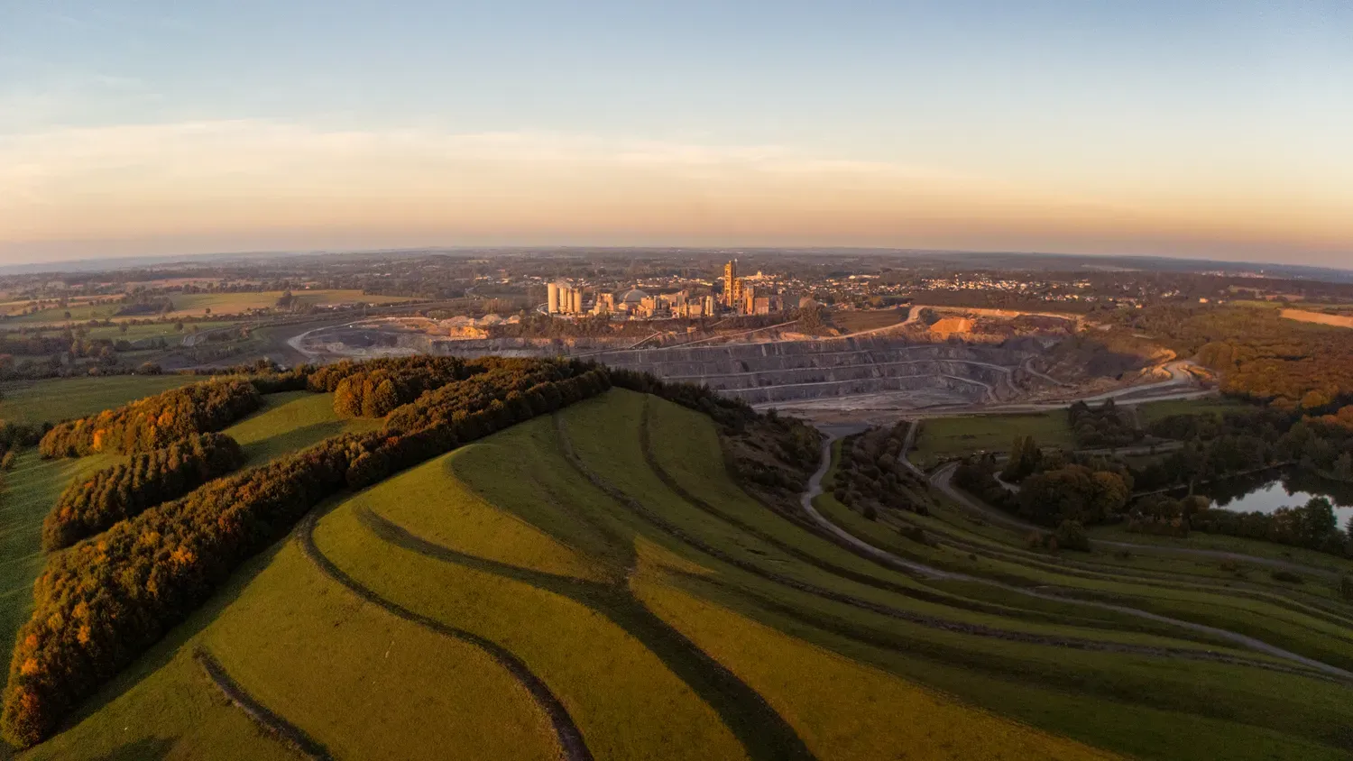 Photographie de vue aérienne de la carrière.
