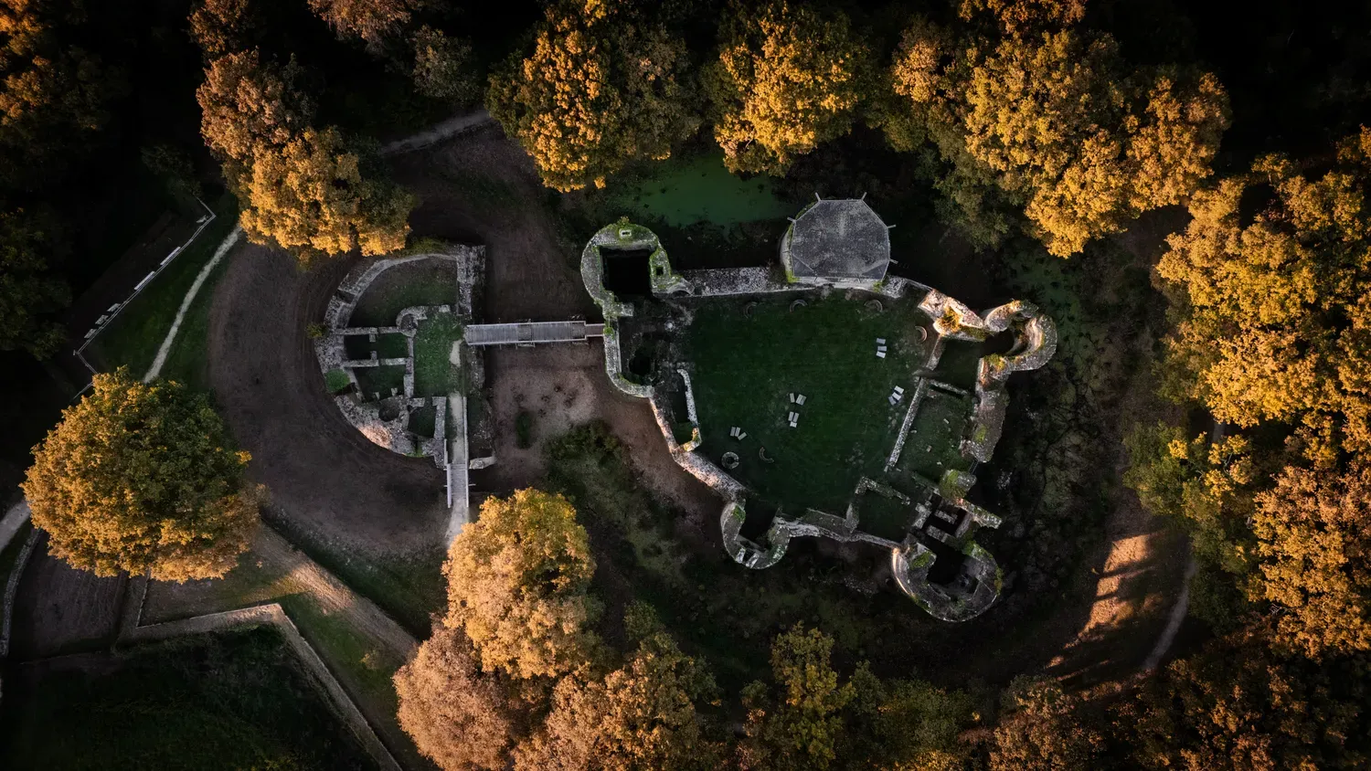 Photographie de ruines du château vues du ciel.