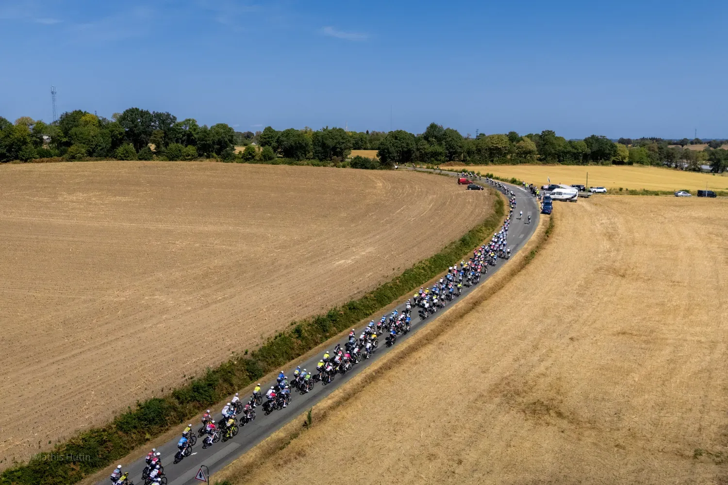 Photographie de file de coureurs vue du ciel.