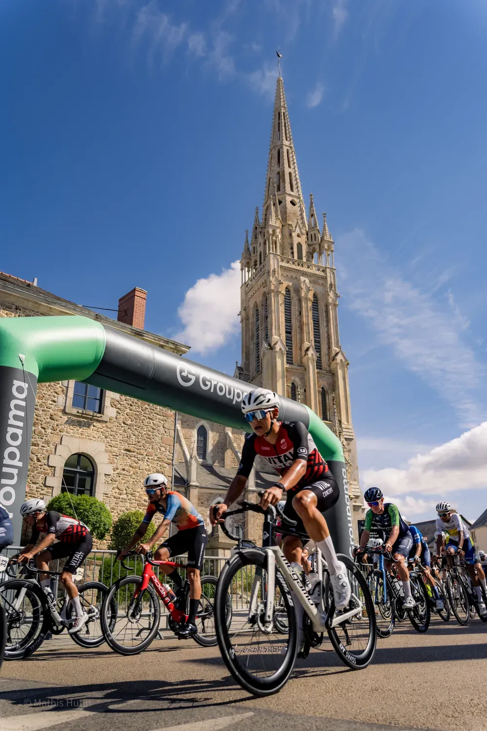 Photographie de départ devant l église.