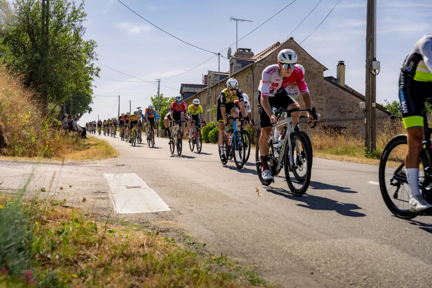 Photographie de peloton dans le village.