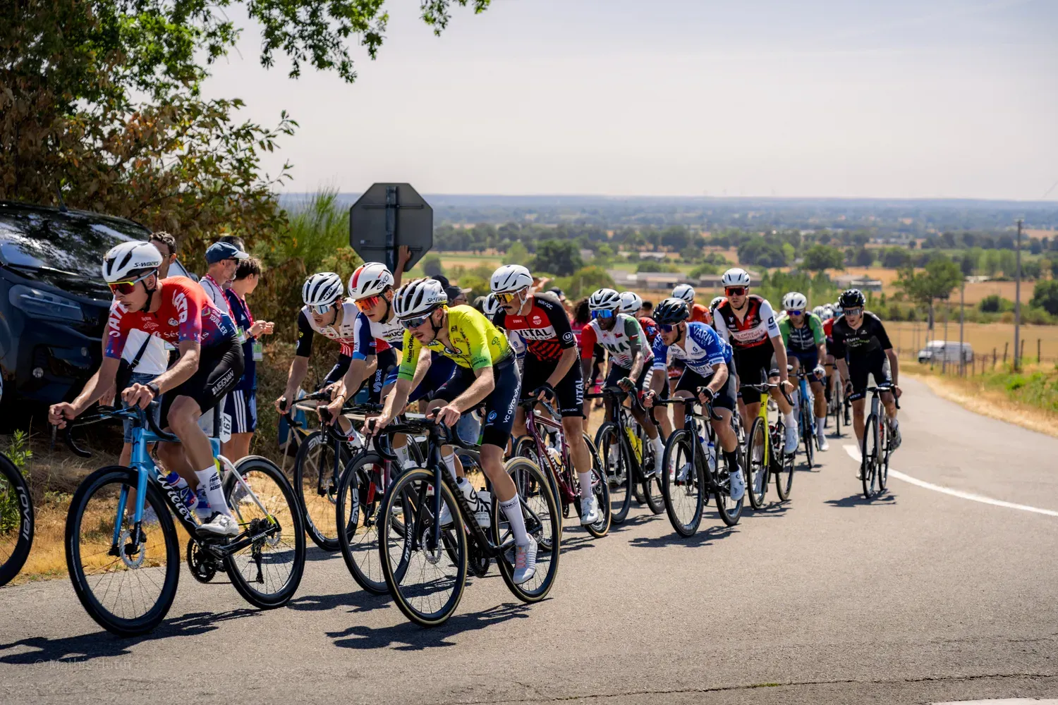 Photographie de peloton dans la côte.
