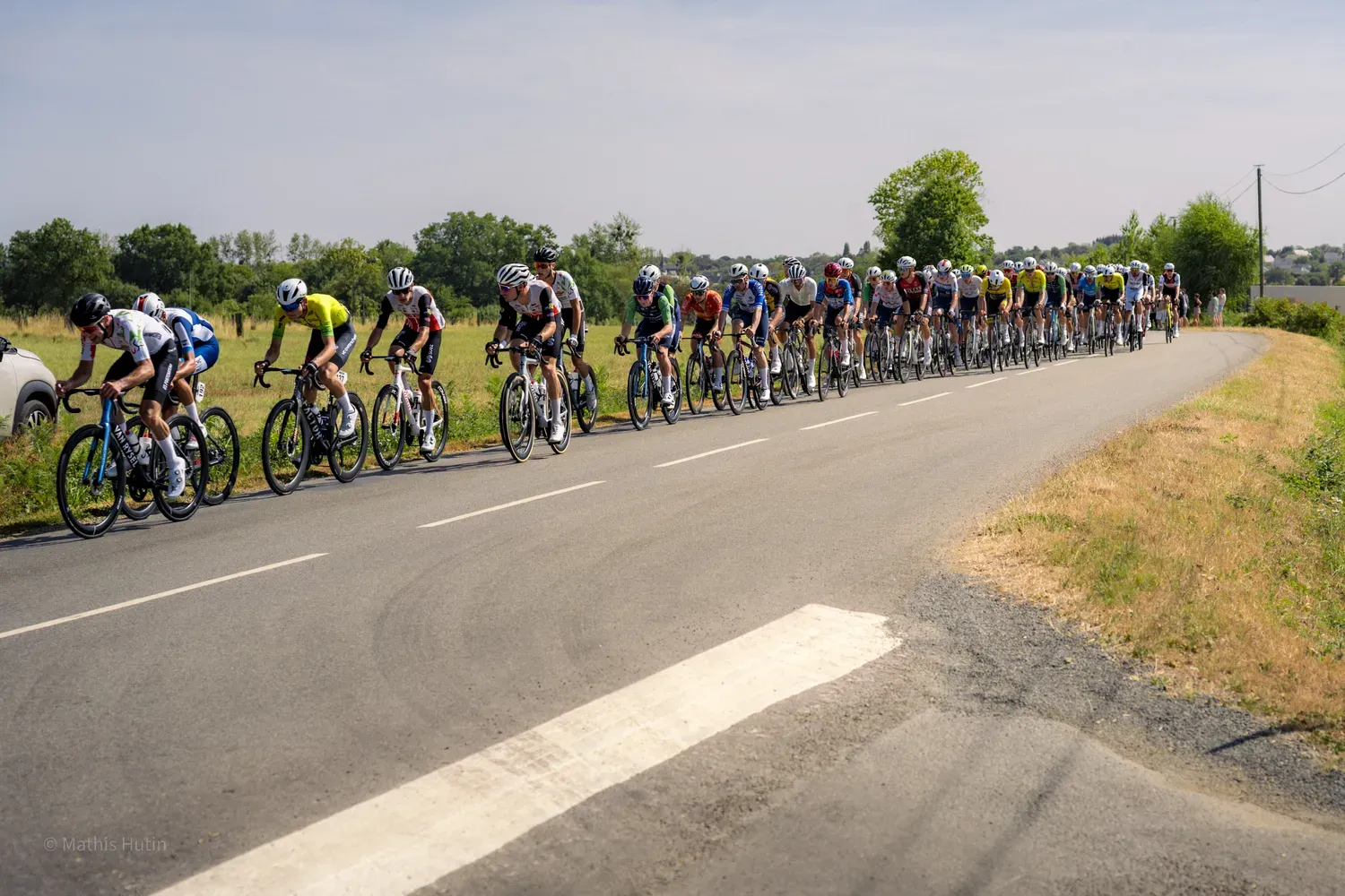 Photographie de longue file sur la route.