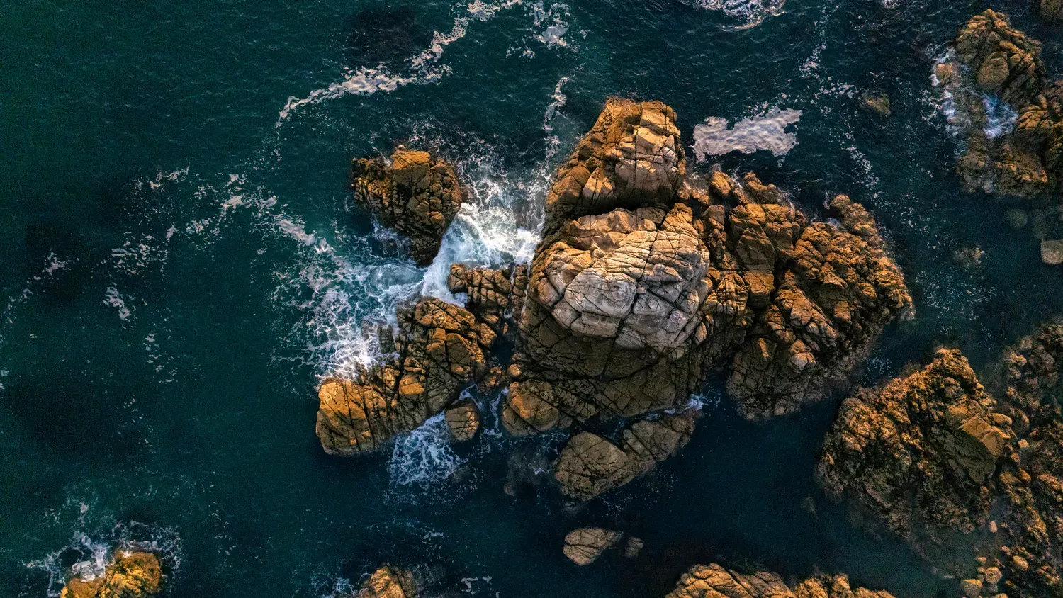 Photographie de rochers de la côte sauvage.