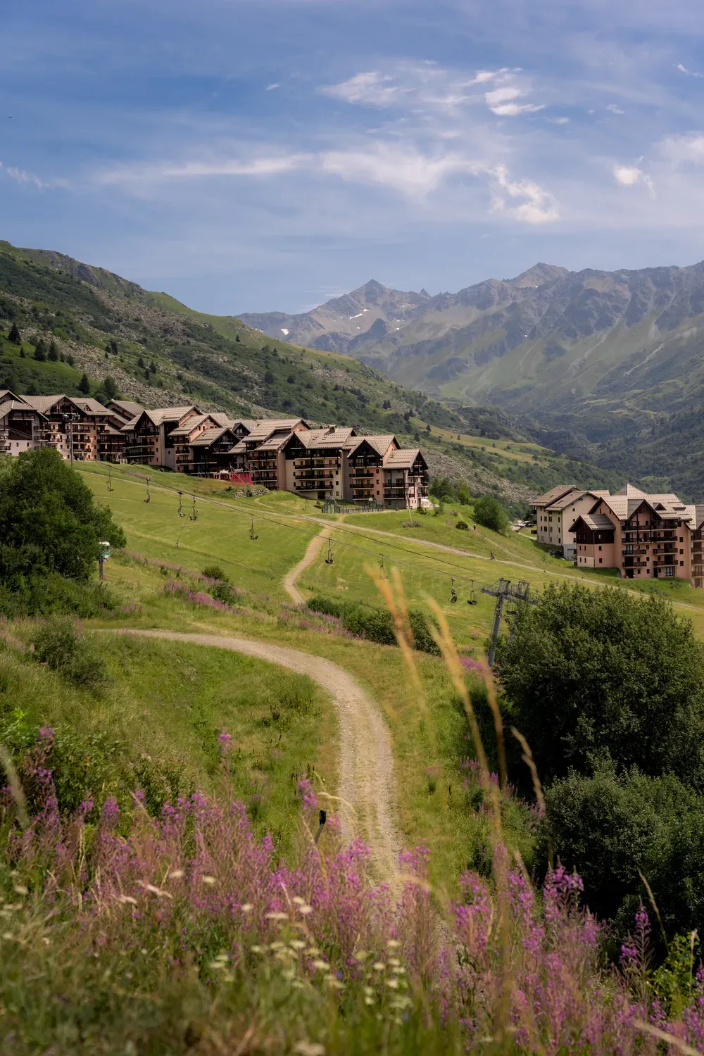 Photographie de chemin vers les chalets.