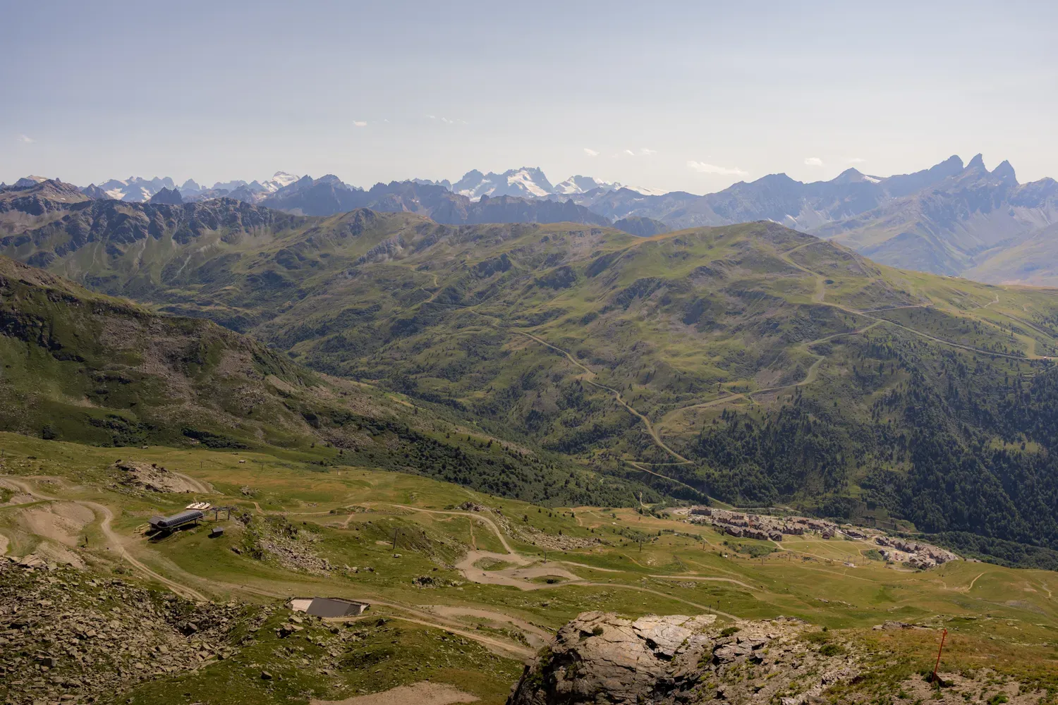 Photographie de panorama des sommets.