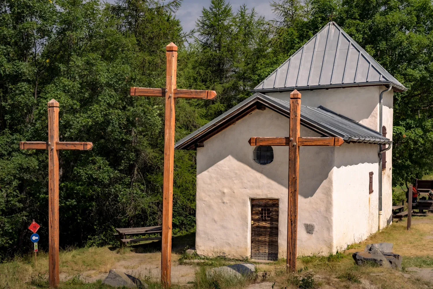 Photographie de chapelle en montagne.