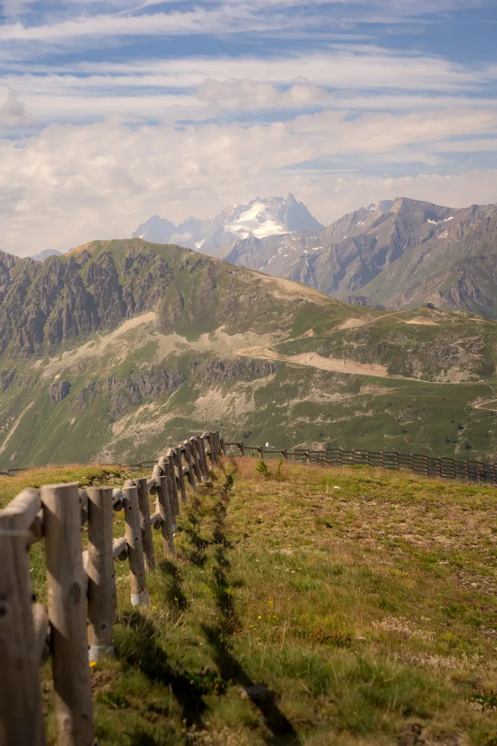 Photographie de clôture face aux sommets.