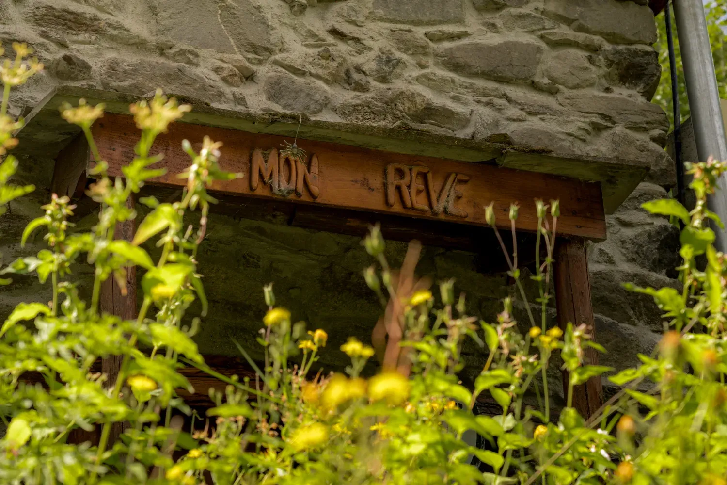 Photographie de ancien panneau de refuge.