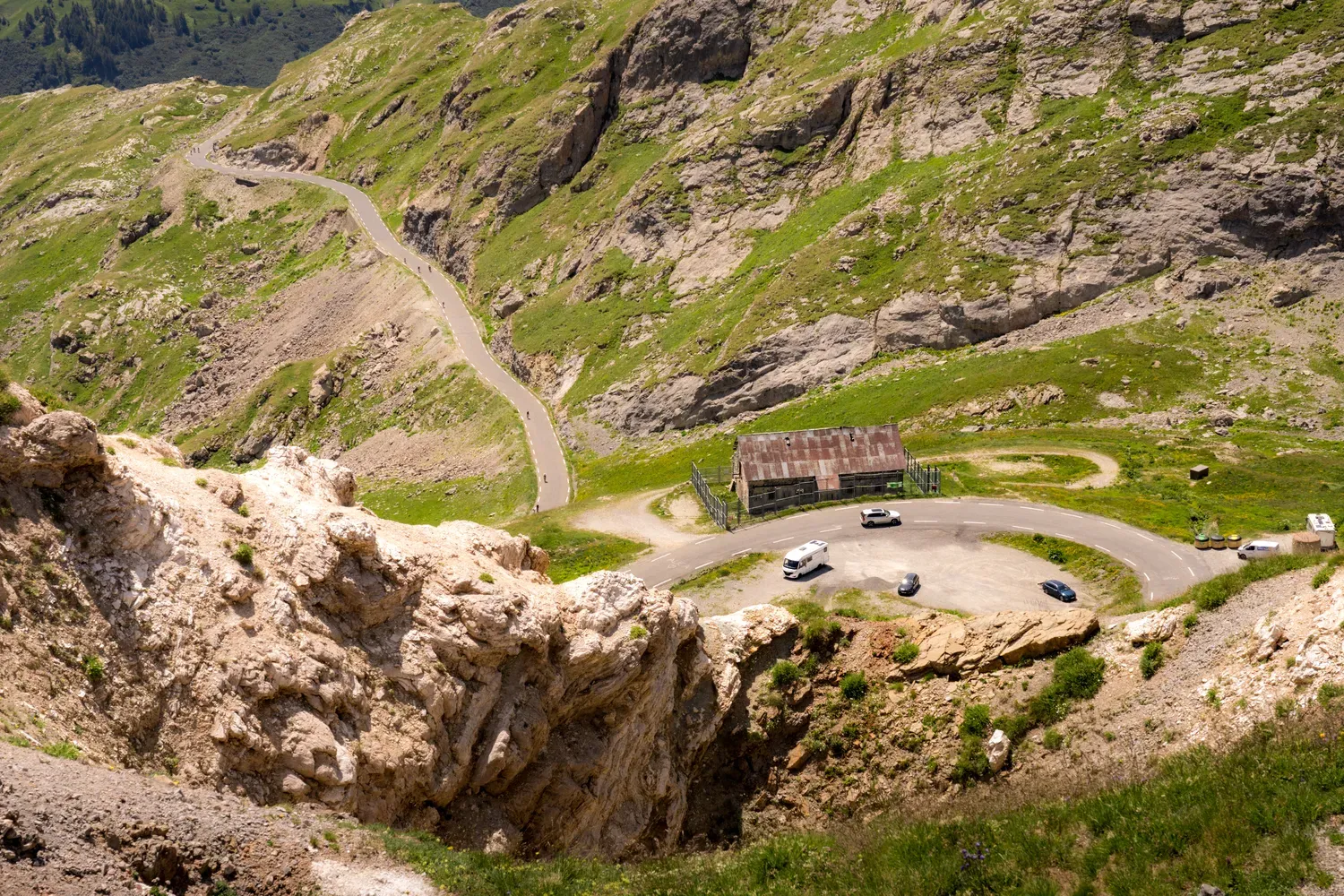 Photographie de lacets de montagne.