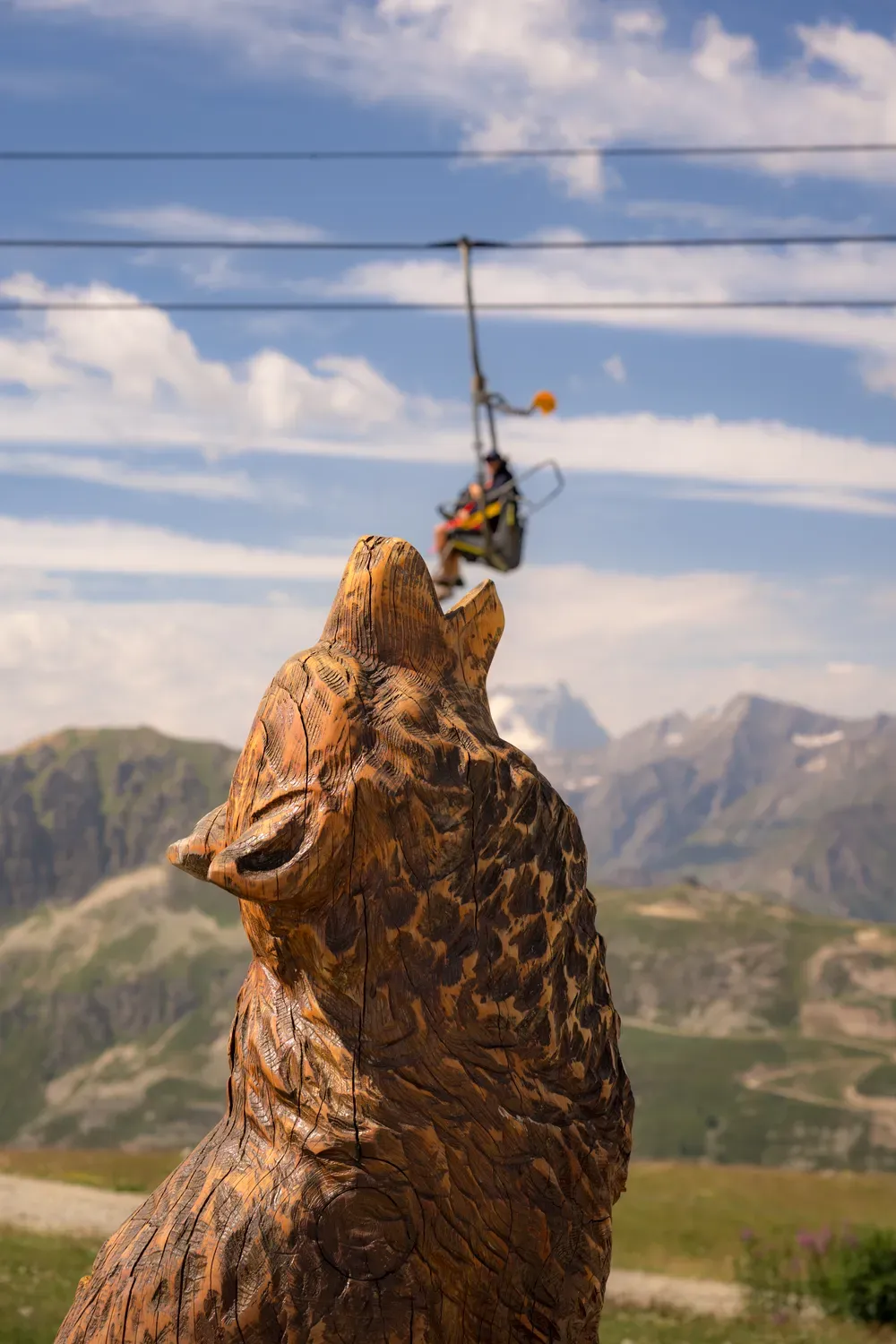 Photographie de statue en montagne.
