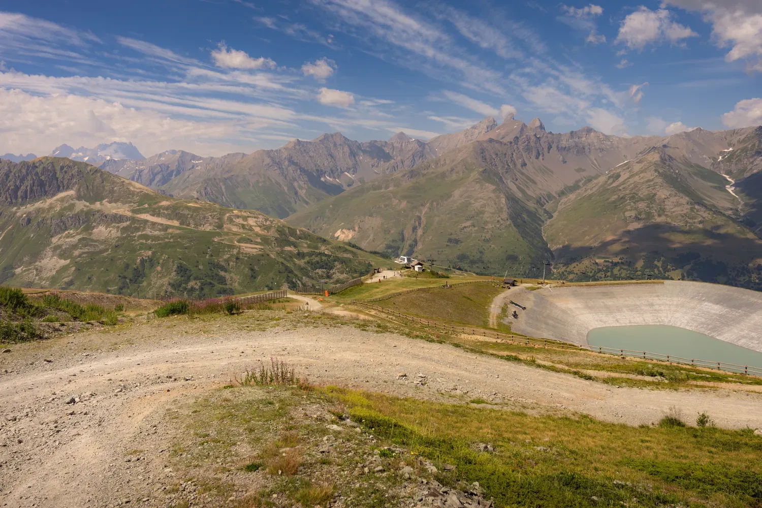 Photographie de lac de montagne.