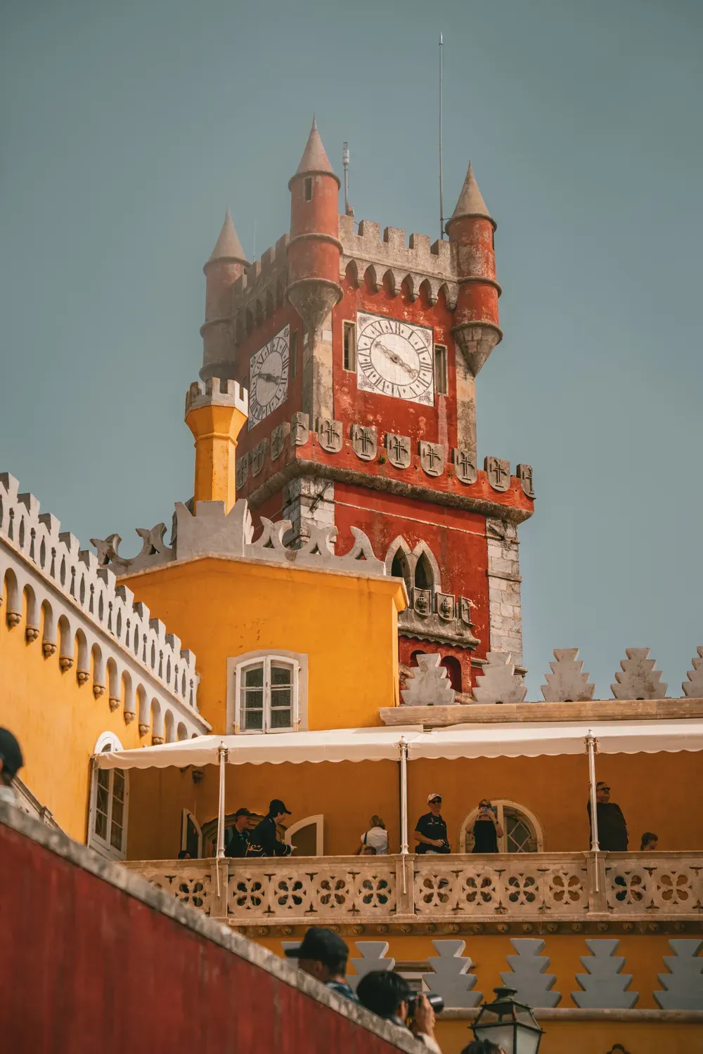 Photographie d une tour coloree du palais de Pena a Sintra vue depuis la cour.