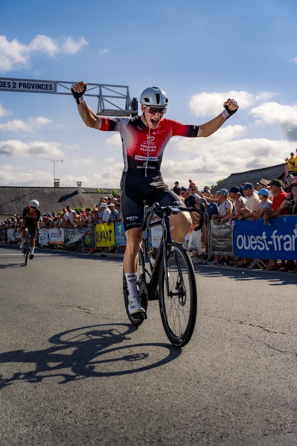 Photographie de victoire sur la ligne.