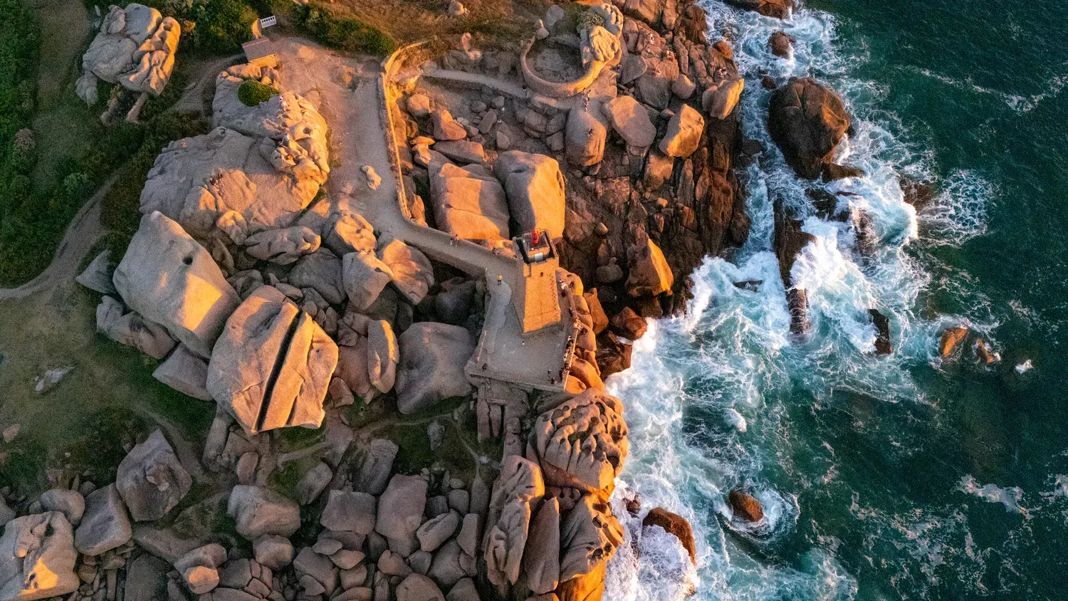 Photographie de rochers roses vus du ciel.