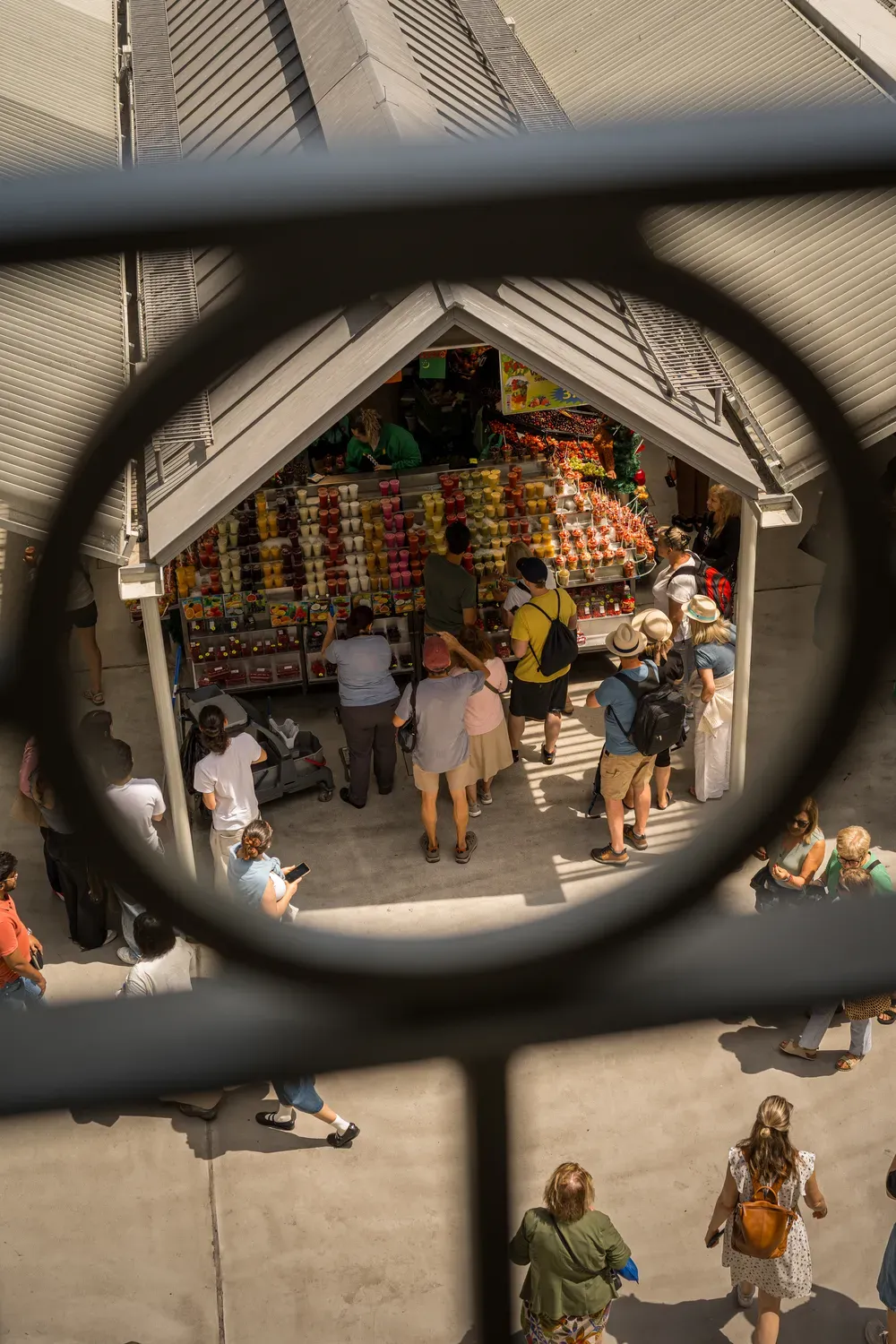 Photographie d un marche de Porto observe a travers un reflet circulaire.