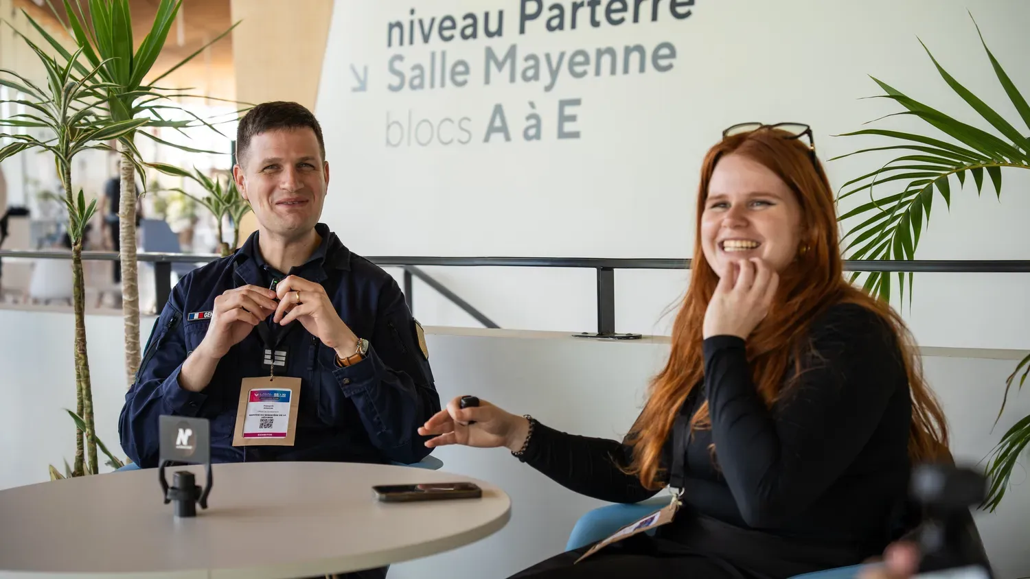 Photographie de interview au salon.