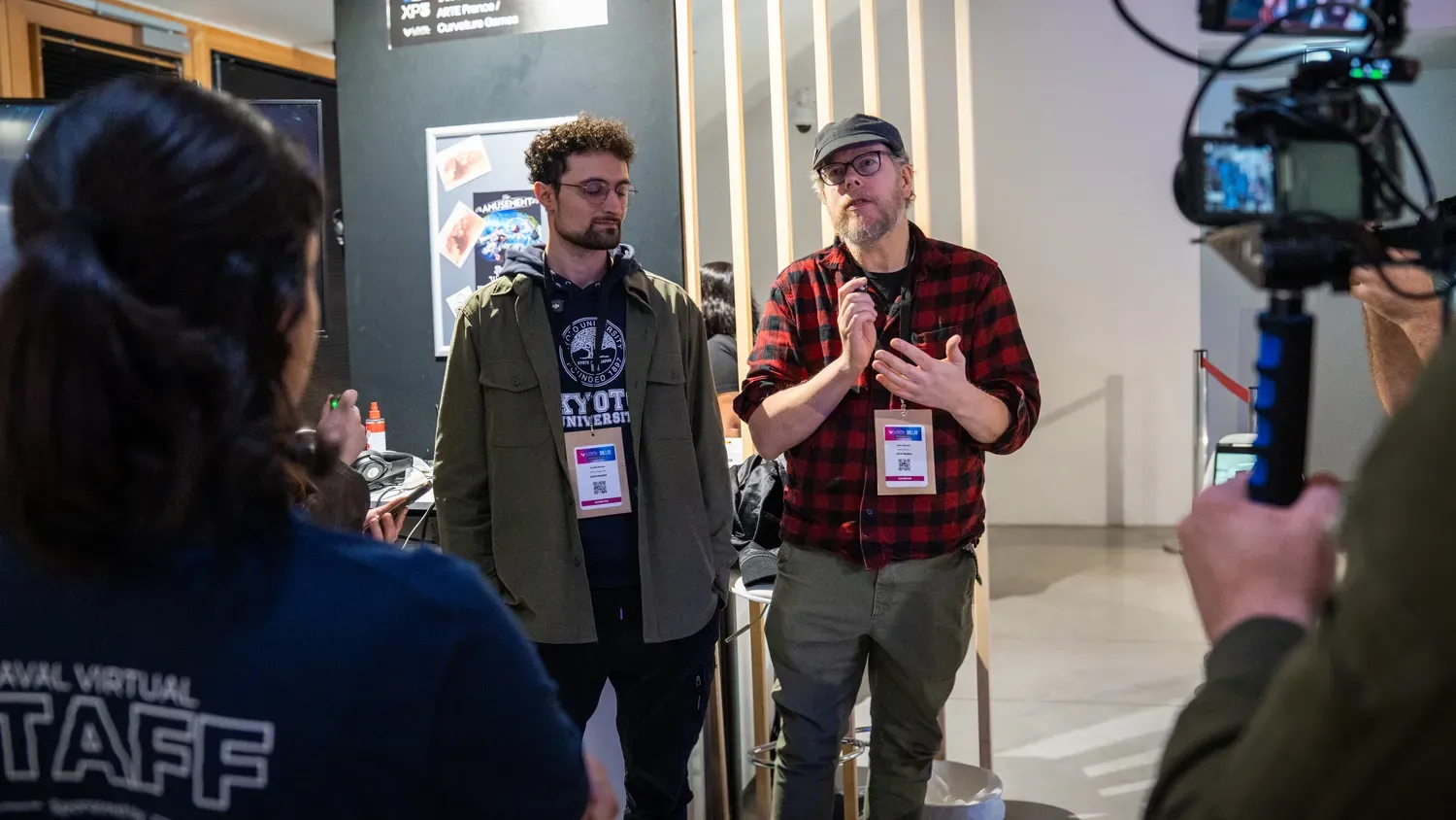 Photographie de échange sur un stand.