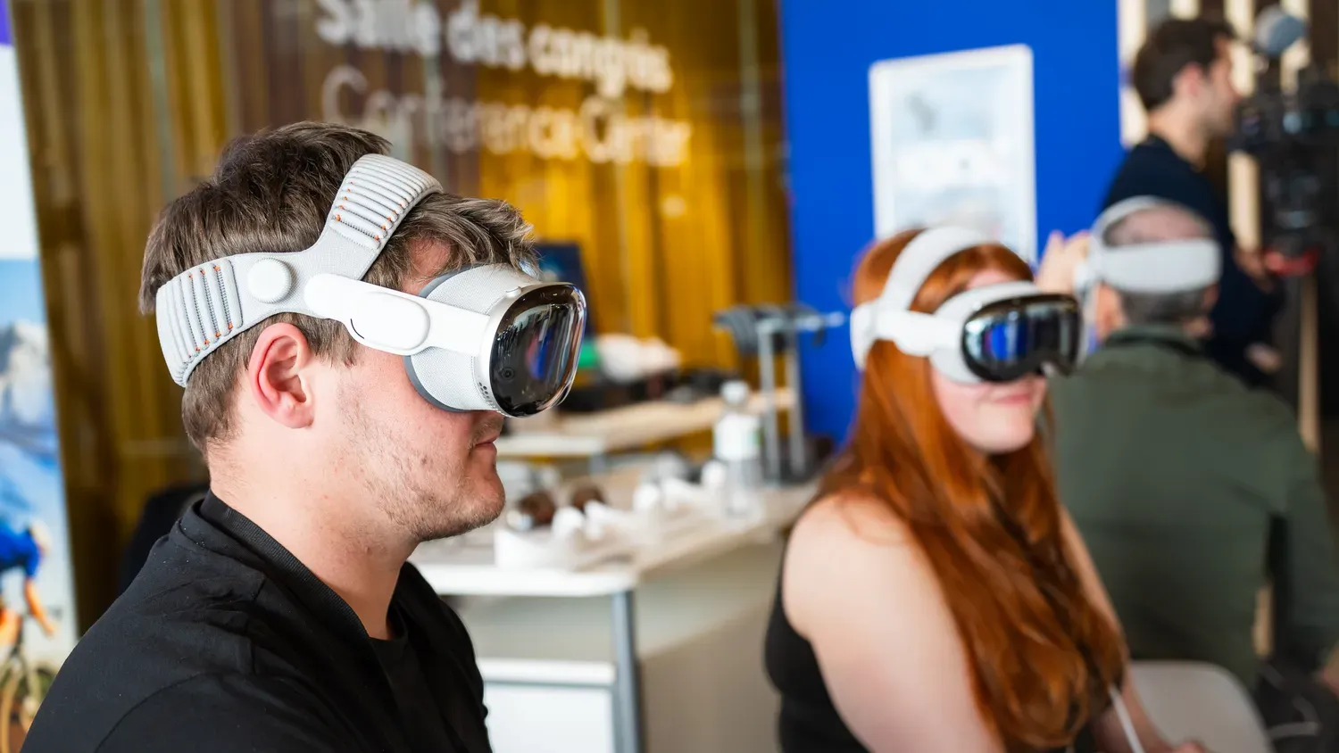 Photographie de deux visiteurs en casque VR.