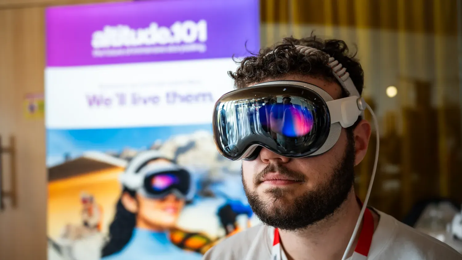 Photographie de visiteur devant le stand altitude.io.