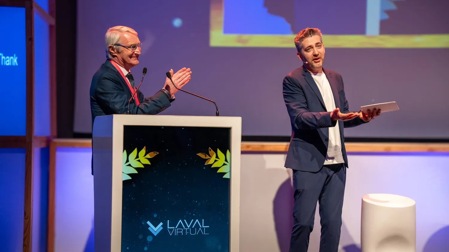 Photographie de table ronde sur scène.