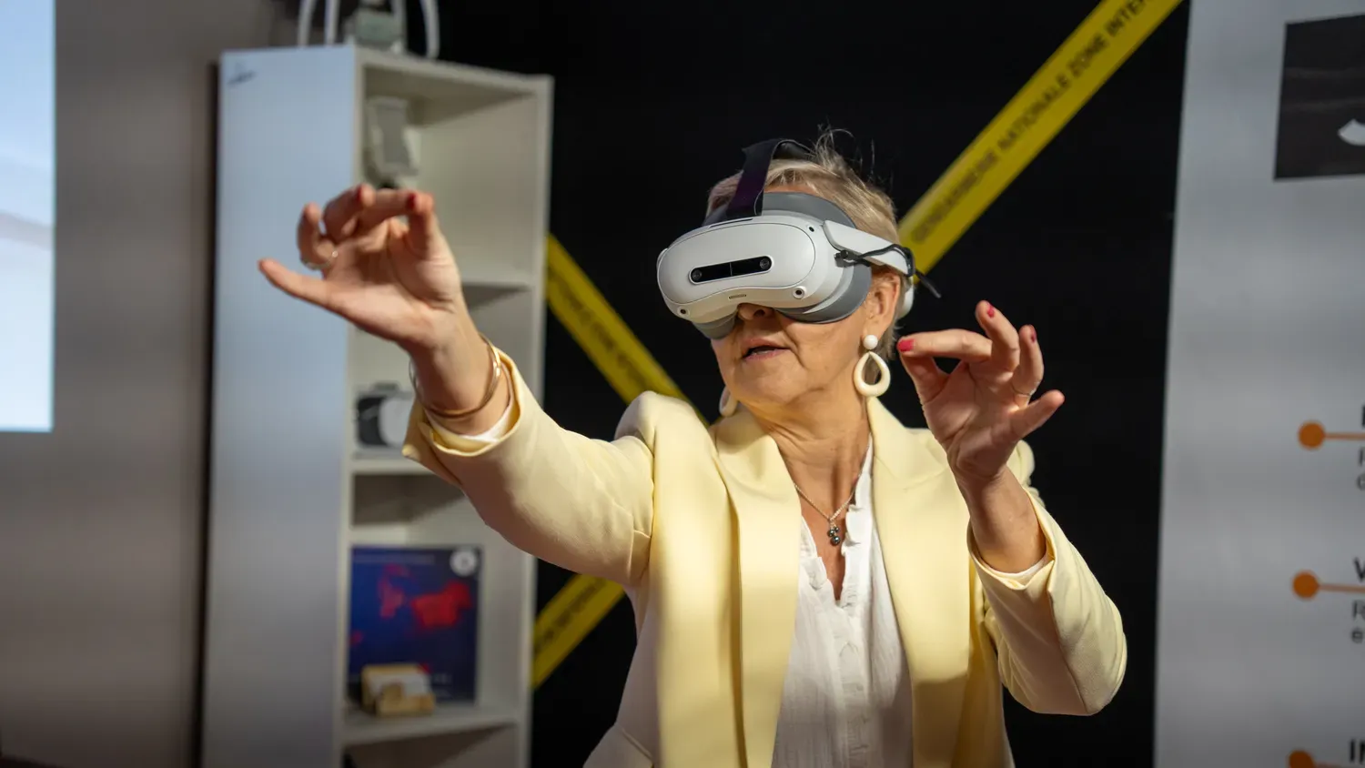 Photographie de invitée en casque VR.