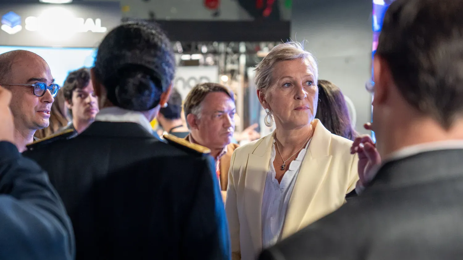 Photographie de échange devant un stand.