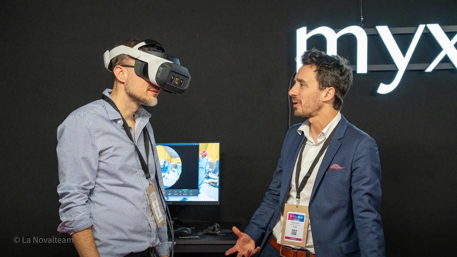 Photographie de discussion entre exposants VR.
