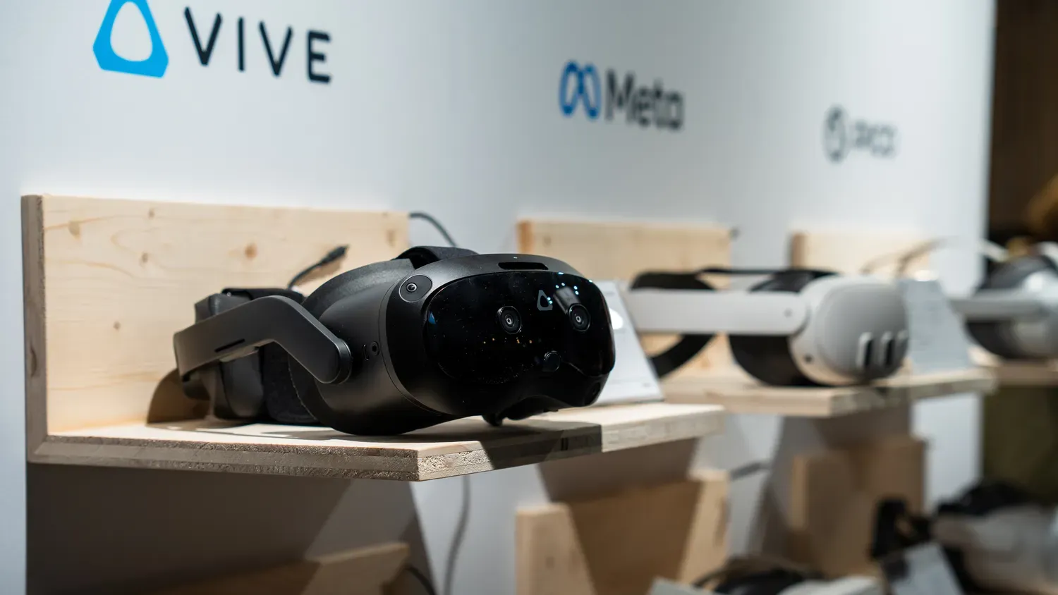 Photographie de casques VR sur présentoir.