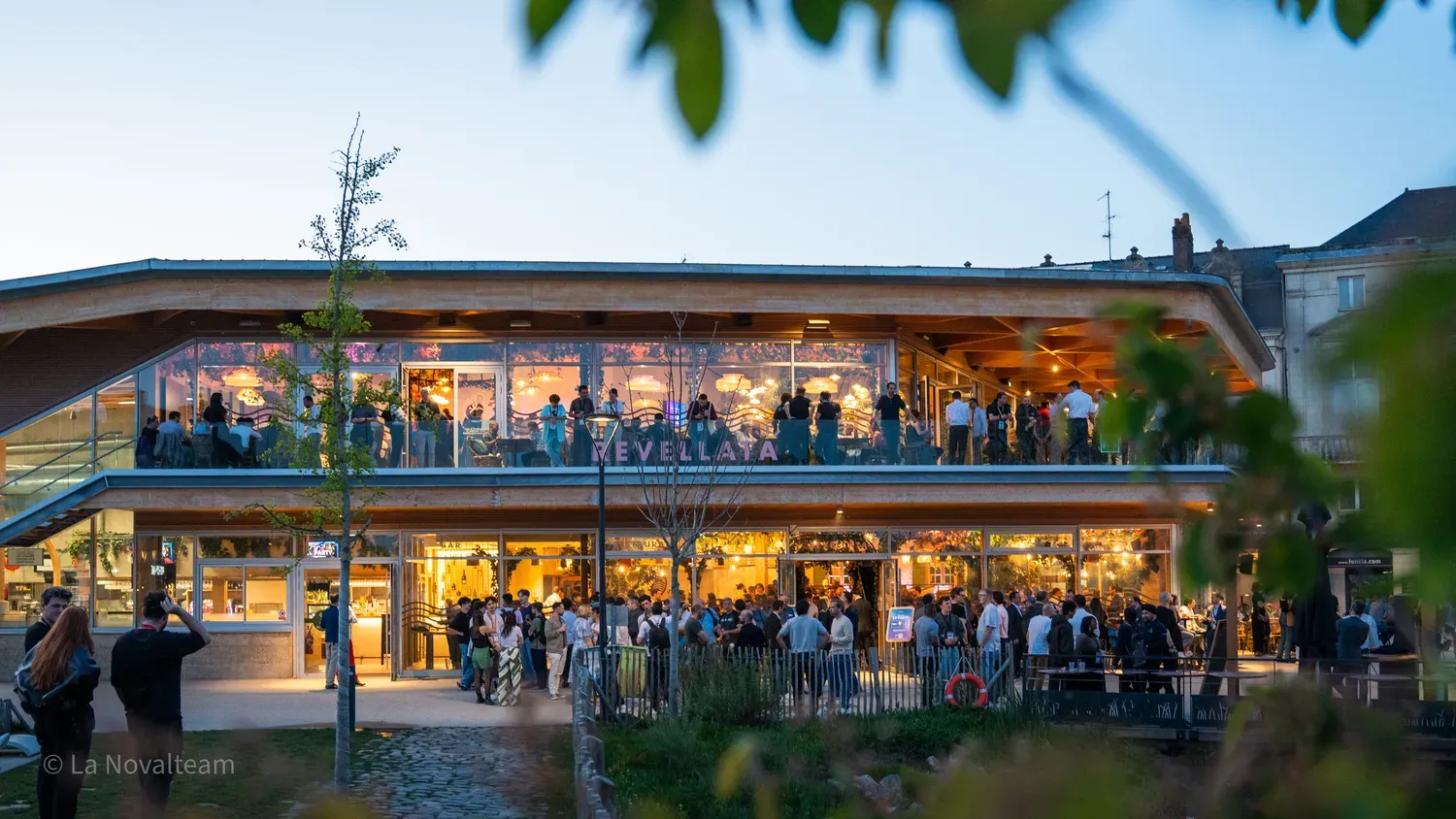 Photographie de bâtiment du salon en soirée.