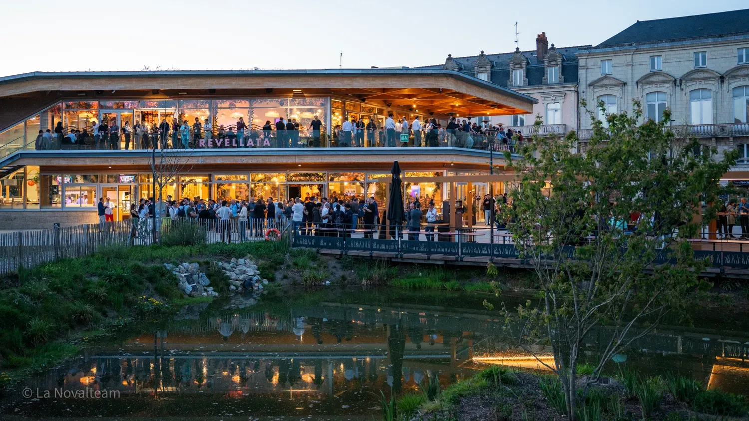 Photographie de terrasse du salon au crépuscule.