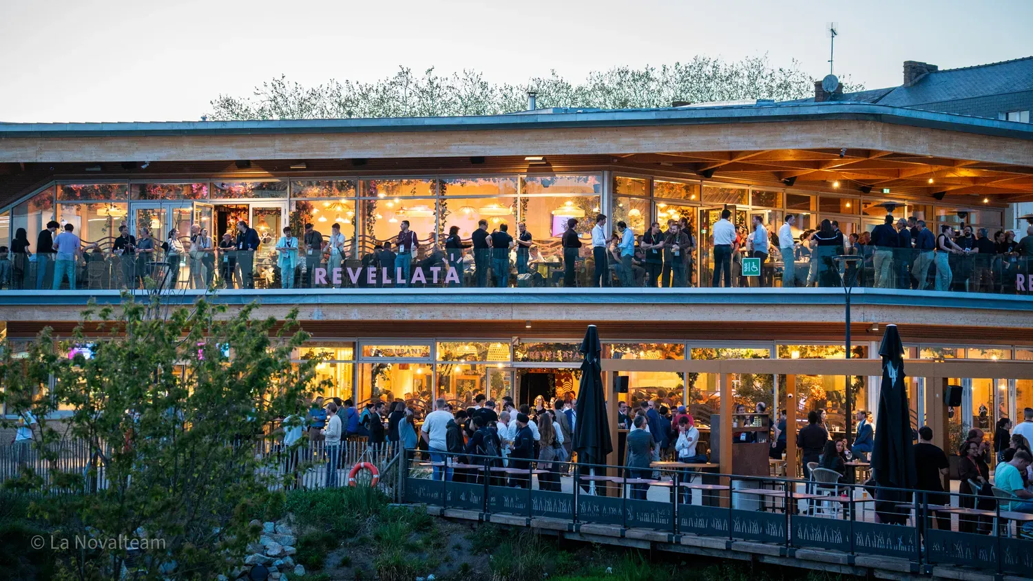Photographie de façade illuminée de Laval Virtual.