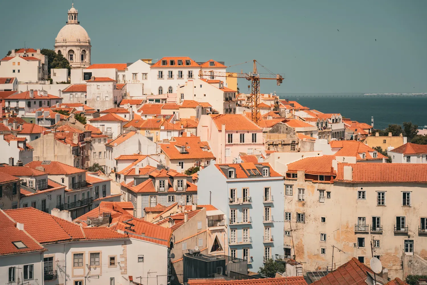 Photographie des maisons blanches et des toits rouges du quartier d Alfama a Lisbonne.