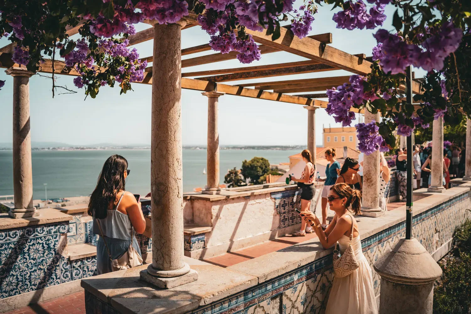 Photographie d un belvedere fleuri avec vue sur le Tage a Lisbonne.