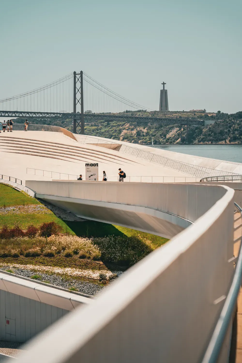 Photographie du pont du 25 Avril vu depuis les courbes blanches du MAAT.