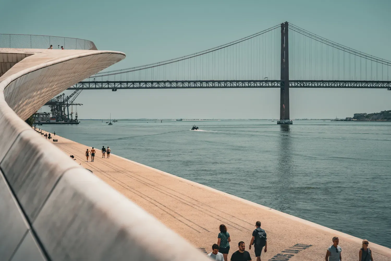 Photographie de la promenade au bord du Tage avec le pont du 25 Avril en arriere-plan.