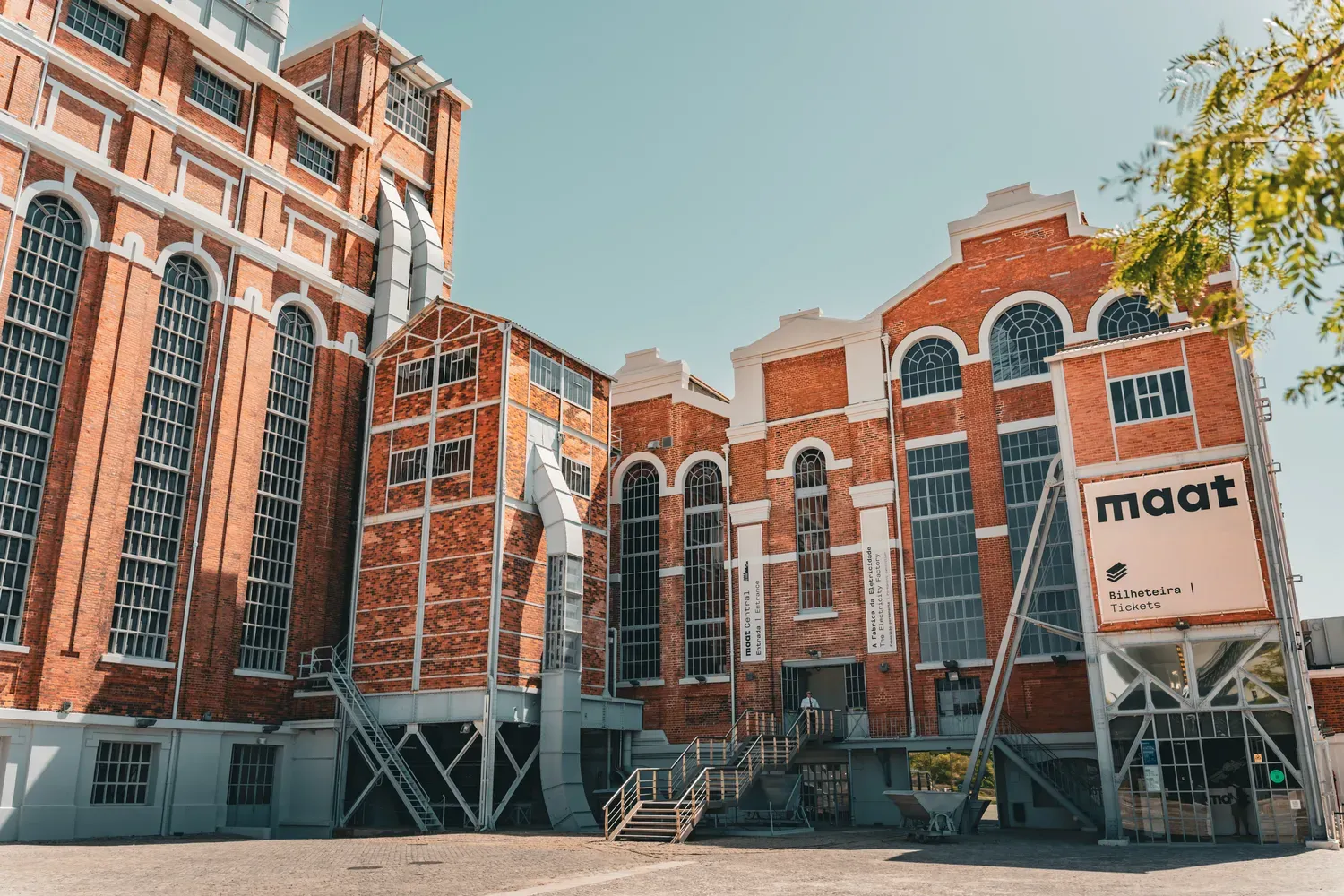 Photographie de la facade en brique du MAAT a Lisbonne.