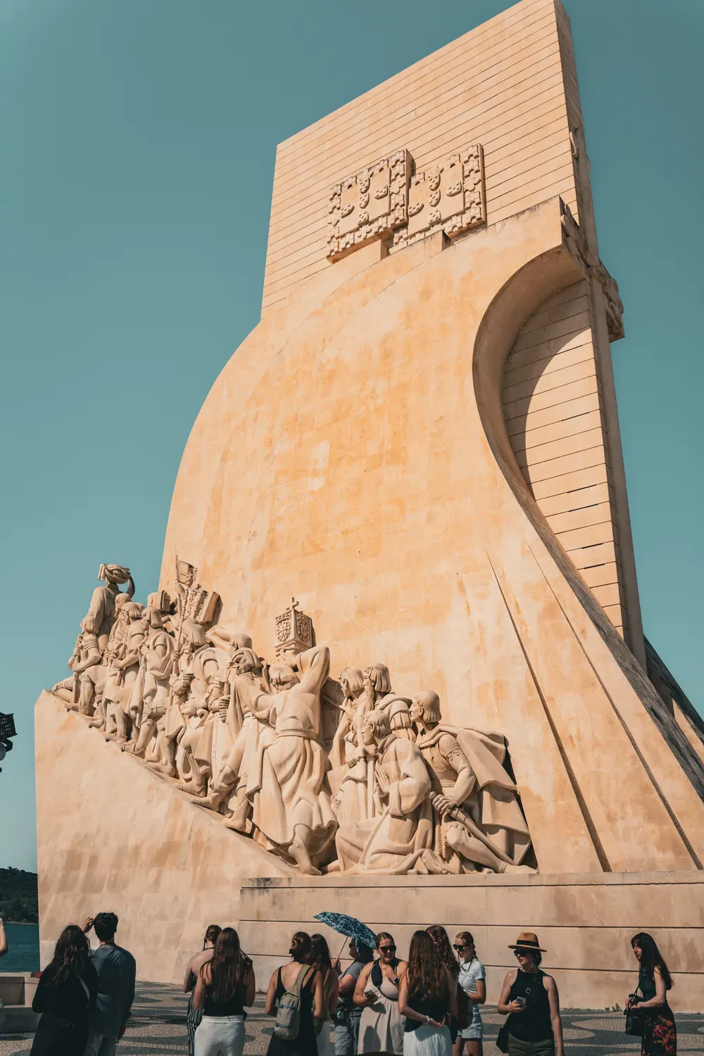 Photographie verticale du monument des Decouvertes avec ses statues en pierre.
