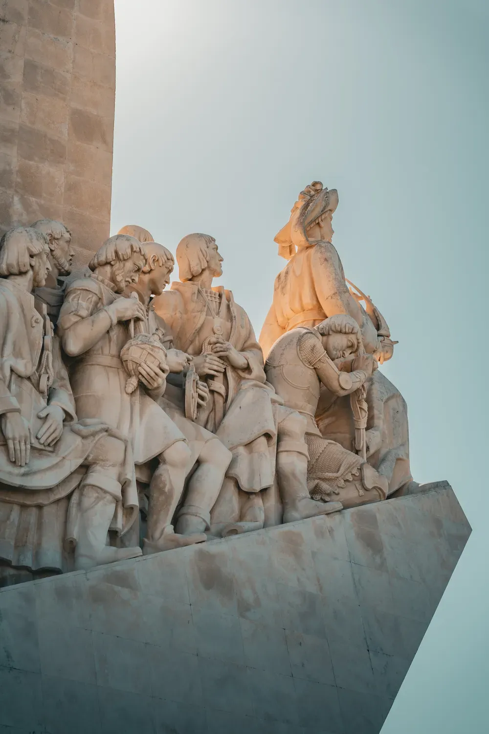 Photographie de detail des sculptures du monument des Decouvertes a Lisbonne.