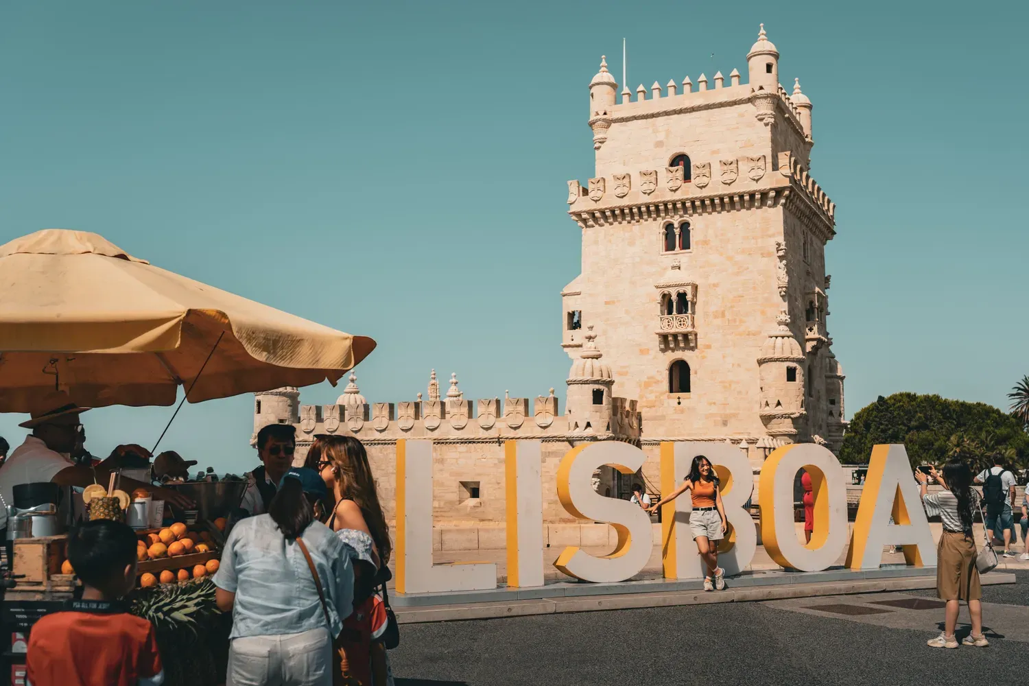 Photographie de la tour de Belem avec l enseigne Lisboa au premier plan.